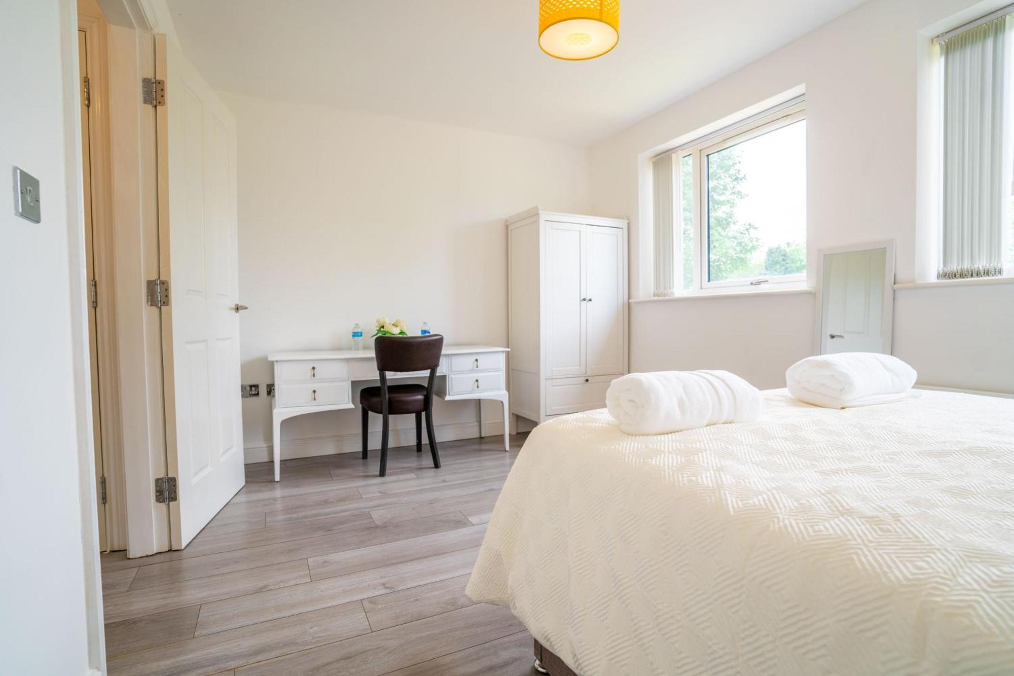 Mulberry Garden Villa Ковънтри Екстериор снимка